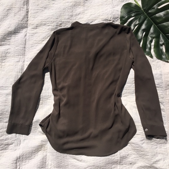 RO & DE | olive button-front top with pockets - Picture 4 of 8